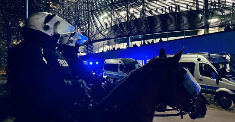 Kibole na meczu Górnik - Zagłębie chcieli sforsować bramę. W ruch poszedł gaz, granaty hukowe i policja konna "Fot. Policja Konna Częstochowa)