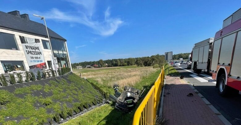 Groźny wypadek na DK 1 w Kobiórze. Przed uderzeniem w samochód ratował się dachowaniem! (fot. www.112tychy.pl)