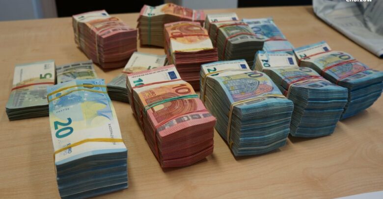 13 osób oskarżonych o wyłudzenie VAT na 54 mln zł. Fot. Policja Śląska
