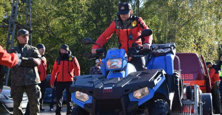 Oby ta wiedza została im tylko jako pogłębiona teoria. Policjanci z Tarnowskich Gór wspólnie z przedstawicielami innych służb ćwiczyli w terenie poszukiwanie osób zaginionych. (fot.policja)