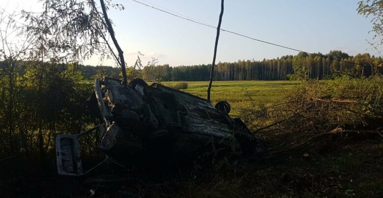 Wypadł z drogi i dachował. Znaleziono zwęglone ciało (fot. Policja Lubelska)
