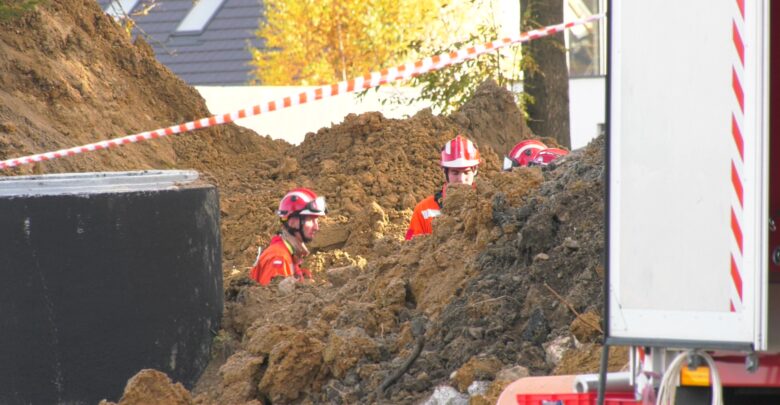 Trwają poszukiwania zasypanego mężczyzny, który podczas wykonywania prac ziemnych wpadł do 8 metrowego wykopu