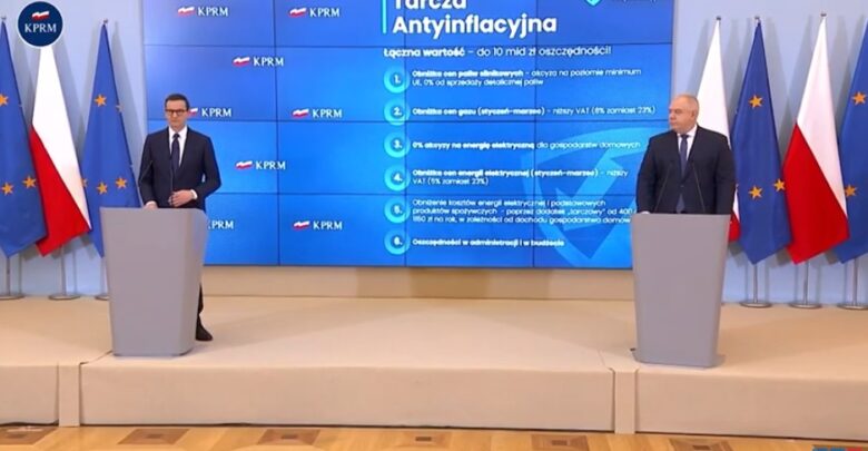 Premier Mateusz Morawiecki zaprezentował dziś pomysły rządu w ramach „Tarczy Antyinflacyjnej”. Tańsze ma być paliwo, a najbardziej potrzebujące rodziny otrzymają dodatek osłonowy w wysokości od 400 do 1150 zł
