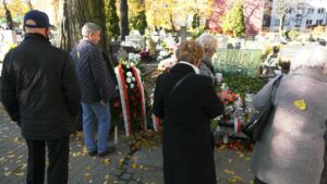 Wojciech Kilar, Kazimierz Kutz, Krystyna Bochenek. Ich groby we Wszystkich Świętych odwiedzają tłumy