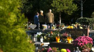 Kwiaty i znicze droższe nawet o kilkadziesiąt procent! Bardzo drogi dzień Wszystkich Świętych