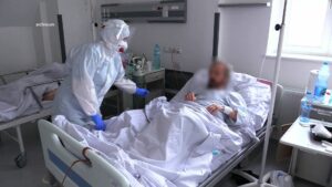 Można już się szczepić trzecią przypominającą dawką przeciwko COViD 19. Dotyczy to wszystkich osób, które ukończyły 18 lat i przyjęły już dwie dawki szczepionki