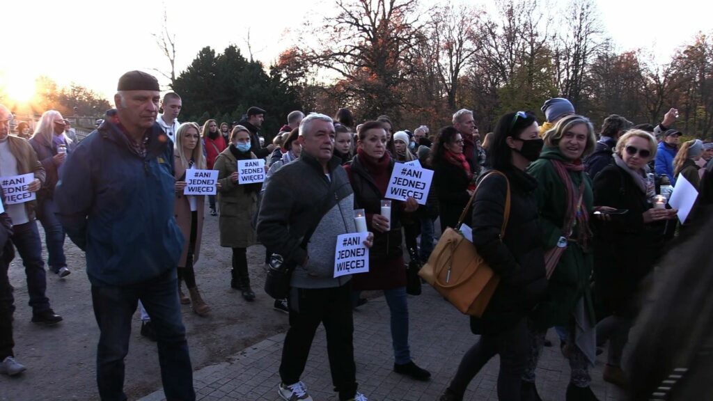 Ani jednej więcej!!! Ogromne protesty i marsze po śmierci ciężarnej Izy w Pszczynie