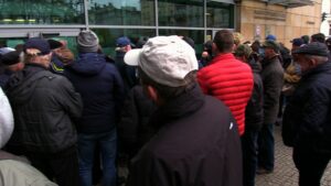Ogromne kolejki przed oddziałem Narodowego Banku Polskiego w Katowicach. Powód? Wszyscy chcą kupić banknot kolekcjonerski i monetę okolicznościową z wizerunkiem Lecha Kaczyńskiego