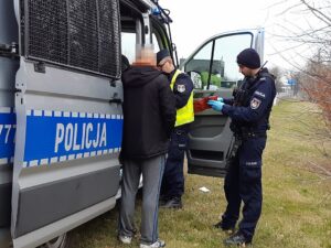 Ścigali ich na lądzie, a nawet helikopterem! Imigrantów do Polski przemycono w karetce! (fot.policja)