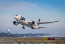 Na zdjęciu wznoszący się na tle niebieskiego nieba w czasie startu biały samolot Dreamliner Polski Linii Lotniczych LOT, startujący z lotniska w Pyrzowicach
