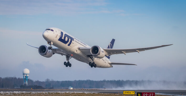Na zdjęciu wznoszący się na tle niebieskiego nieba w czasie startu biały samolot Dreamliner Polski Linii Lotniczych LOT, startujący z lotniska w Pyrzowicach