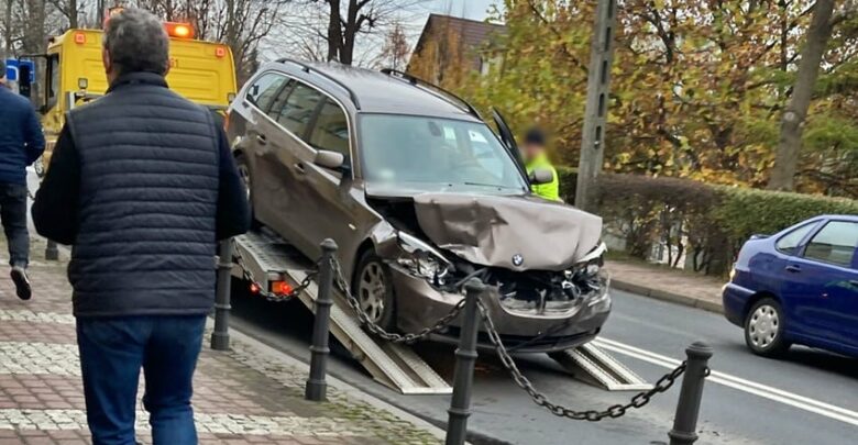 Osobówka wbiła się w cysternę! Groźny wypadek w Imielinie (fot. www.112tychy.pl)