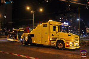 Powało grozą w Tychach! Miejski autobus osunął się z jezdni! (fot. www.112tychy.pl)
