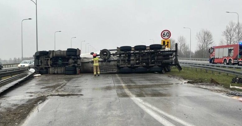 Cysterna przewróciła się na autostradę A1! Za kierownicą siedział pijany kierowca (fot.policja)