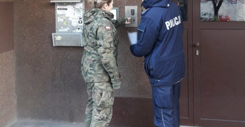 Katowice: Policja i wojsko chodzą po domach. Kontrolują mieszkańców (fot.Śląska Policja)