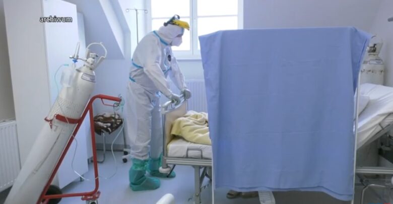 Skrócona kwarantanna miała obowiązywać od poniedziałku, ale dziś Wojciech Andrusiewicz, rzecznik Ministerstwa Zdrowia poinformował, że zostanie ona wprowadzona dopiero od wtorku.