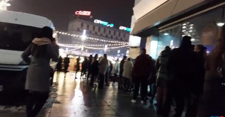 Głowa przy głowie. Tak wyglądała w sobotę kolejka do jednego z klubów w centrum Katowic. Nic dziwnego, bo to był ostatni weekend przed zamknięciem tego typu miejsc