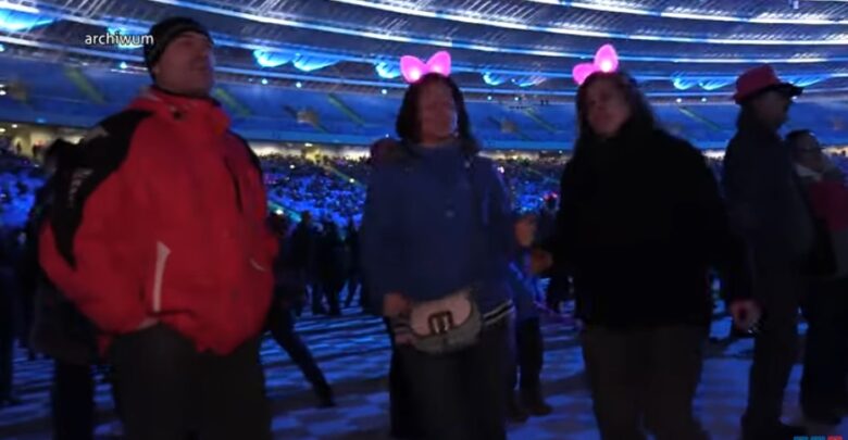 Nowe obostrzenia powstrzymają Omikron? Rząd zamyka kluby i wprowadza zdalną naukę