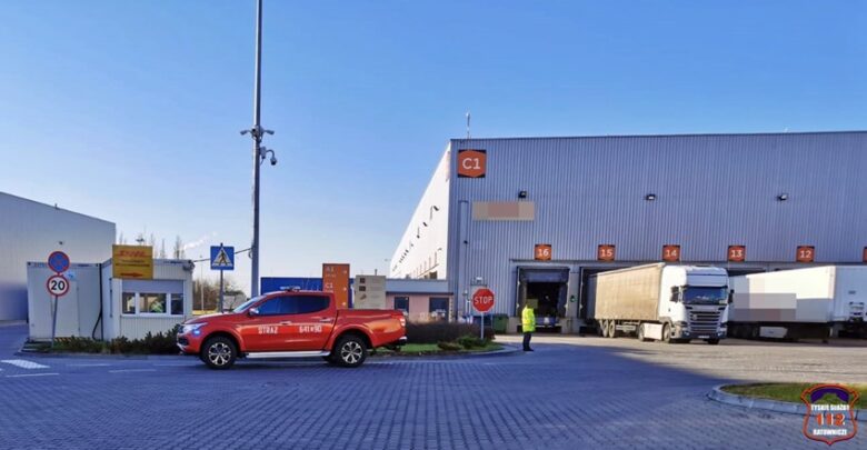 Do groźnej sytuacji wezwano w Tychach służby. Zgłoszono wyciek substancji chemicznej w terminalu przy ulicy Turyńskiej (fot.www.112tychy.pl)