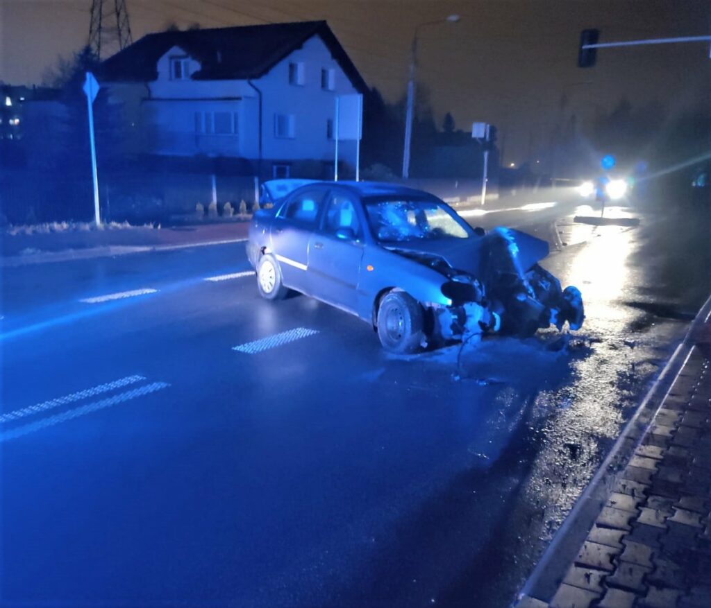 Wow! Ale dzwon! Huknął osobówką w słup tak mocno, że wywrócił go na pobliski dom! (fot.policja)