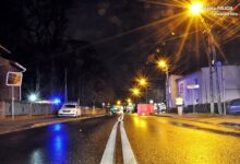 Na zdjęciu widać drogę, na której widać przejście dla pieszych. Widać również czerwony parawan oraz wóz strażacki.