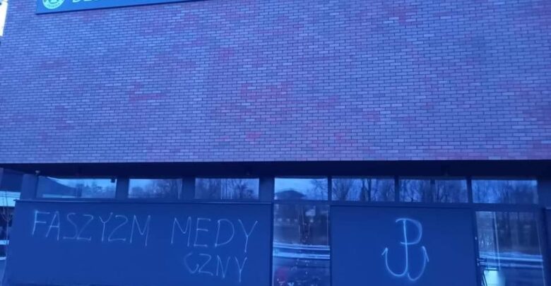 „Faszyzm medyczny” i „Big Pharma Dogs” - ktoś zdewastował nową elewację Beskidzkiej Izby Lekarskiej. Fot. Beskidzka Izba Lekarska