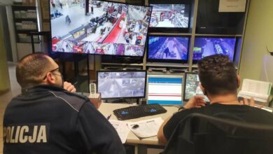Śląskie: Policjanci przeglądają monitoringi w galeriach handlowych. Sypią się mandaty za brak maseczek (fot.Śląska Policja)