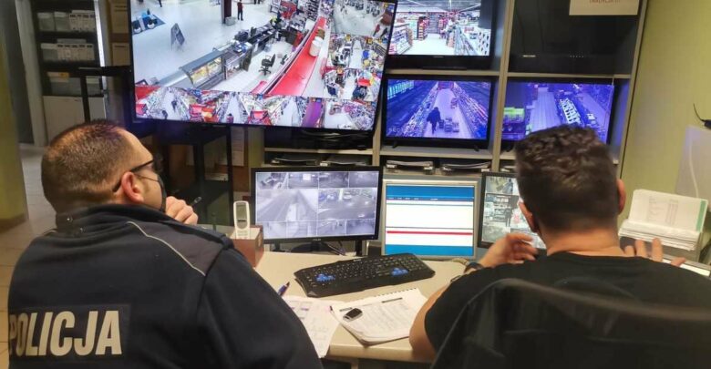 Śląskie: Policjanci przeglądają monitoringi w galeriach handlowych. Sypią się mandaty za brak maseczek (fot.Śląska Policja)