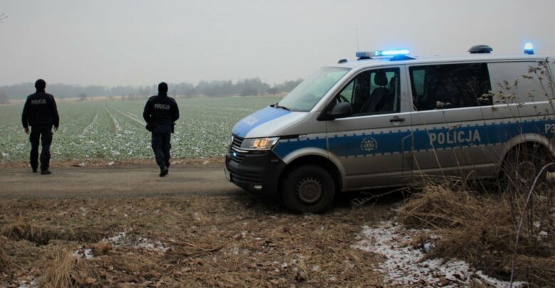 Śląskie: Znaleźli ją w polu, kilometr od domu. Dzięki policjantom kobieta żyje (fot.Śląska Policja)