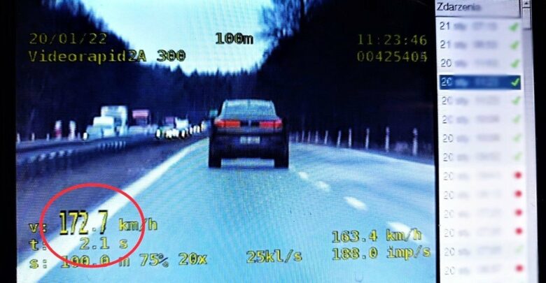 Zdjęcie kolorowe: widoczny samochód z pomiarem prędkości, który wskazuje 172 km/h