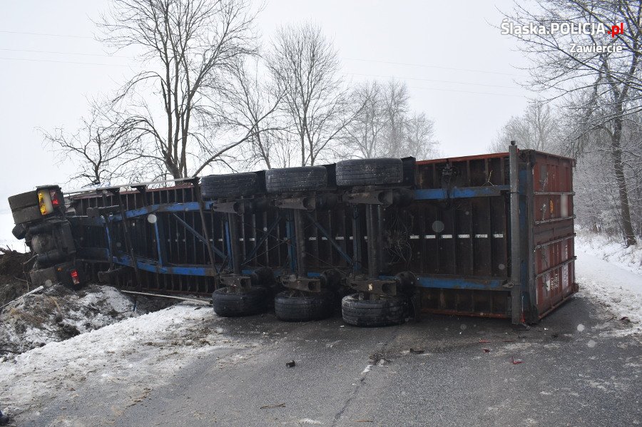 Śląskie: Zablokowała drogę na 9 godzin. Nowe fakty ws. wczorajszego wypadku na DW796 (fot.Śląska Policja) (fot.Śląska Policja)