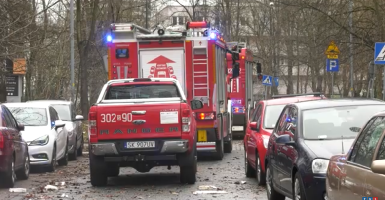 Wiatr, którego prędkość dochodzi do 100 km/h, pozbawił tysiące ludzi prądu, a sytuacja wciąż jest dynamiczna. Strażacy tylko do godziny 14 na interwencję wyjeżdżali kilkaset razy.