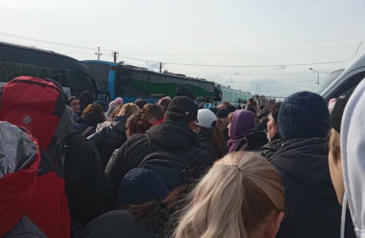 Tłumy obywateli Ukrainy na granicy z Polską. Wśród nich jest Katya wraz z trzema synami, którzy od ponad doby próbują przedostać się do Polski.