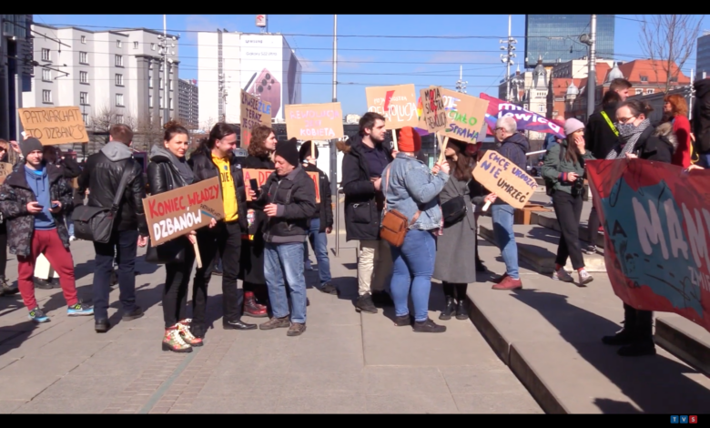 Według uczestników dzisiejszej manifestacji główny problem to brak prawa do legalnej aborcji. Jednak nie zabrakło też odniesień do trwającej wojny.
