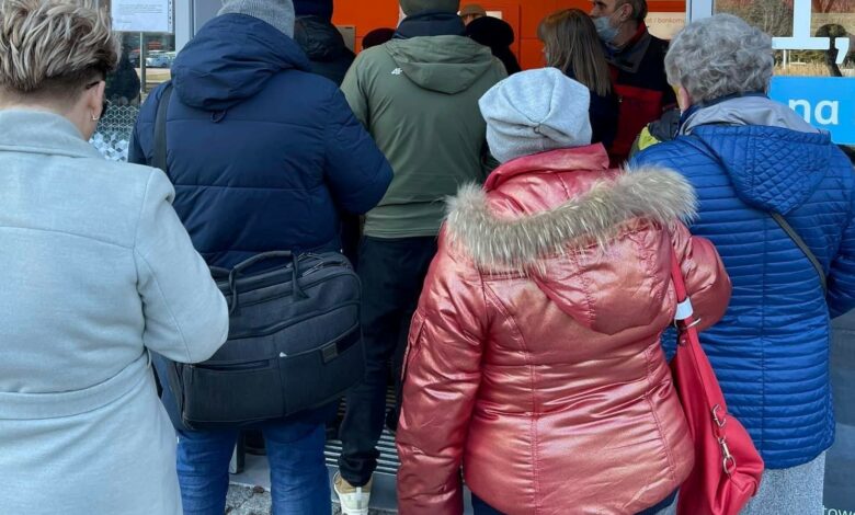 Kolejka do bankomatu