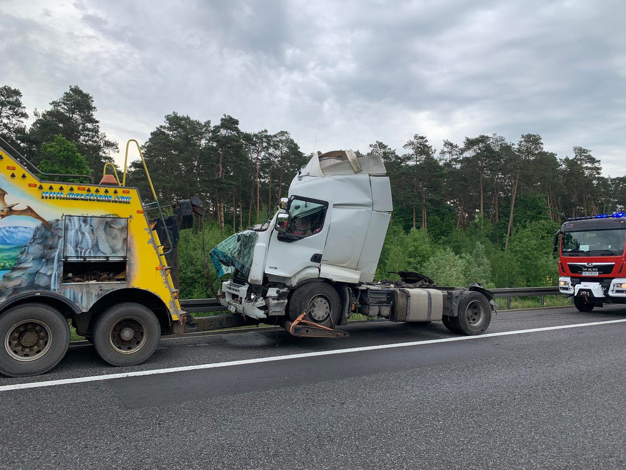 zniszczony tir na autostradzie