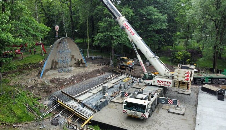 Wielki dźwig przenosi muszlę koncertową w Rybniku. Fot. M. Koczy/UM Rybnik