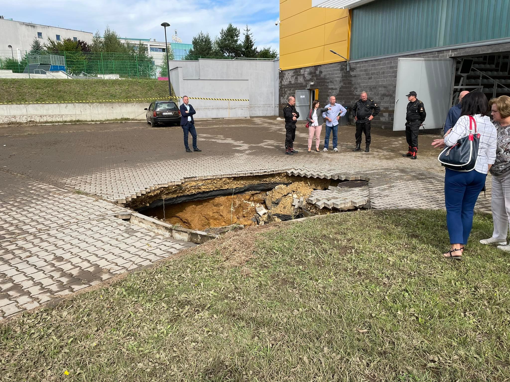 Wielka dziura obok hali Tarnowskie Góry