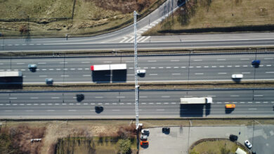 Droższa autostrada A4 widok z powietrza dwóch pasów autostrady, po której jadą 3 ciężarówki i kilka samochodów osobowych