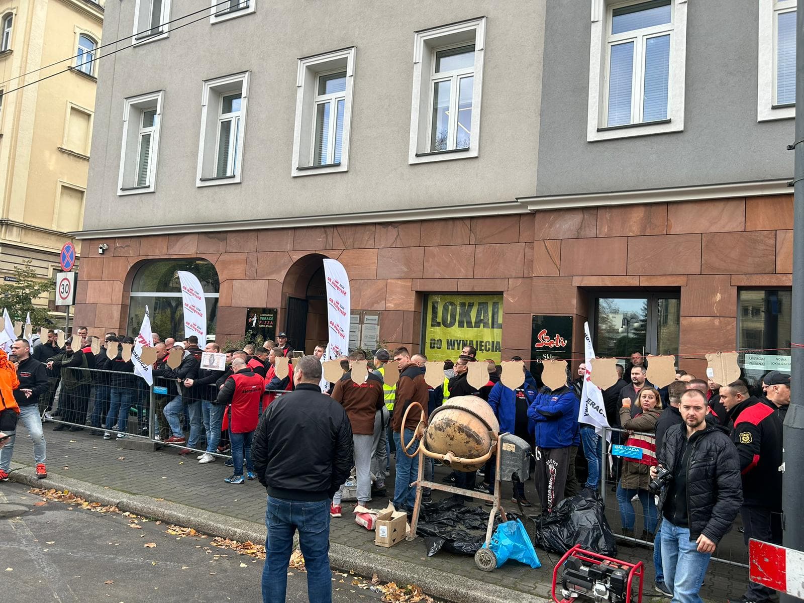 związkowcy pod biurem Morawieckiego