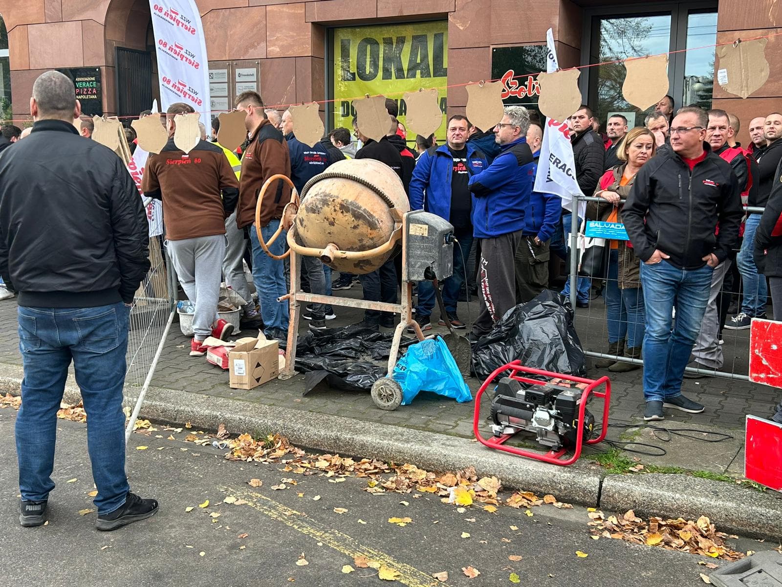 Betoniarka pod biurem poselskim