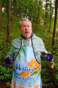 Jeffrey Cymbler w trakcie prac porządkowych na cmentarzu żydowskim w Będzinie.