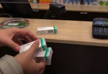 W razie wystąpienia zagrożenia promieniowaniem, odpowiednie dla danej grupy wiekowej dawki leku będą wydawane mieszkańcom w specjalnie przygotowanych przez miasta i gminy punktach dystrybucji.