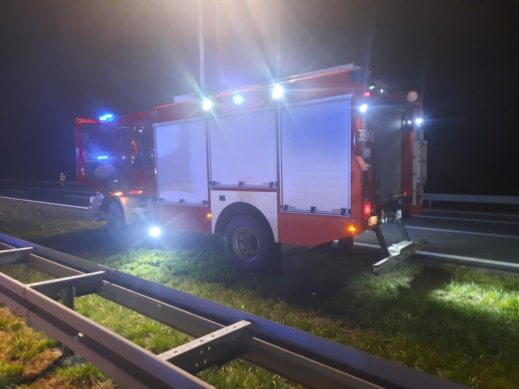 Tragiczny wypadek na A4. Bus się przewrócił, zginęło dziecko. Fot. OSP w Starych Żukowicach