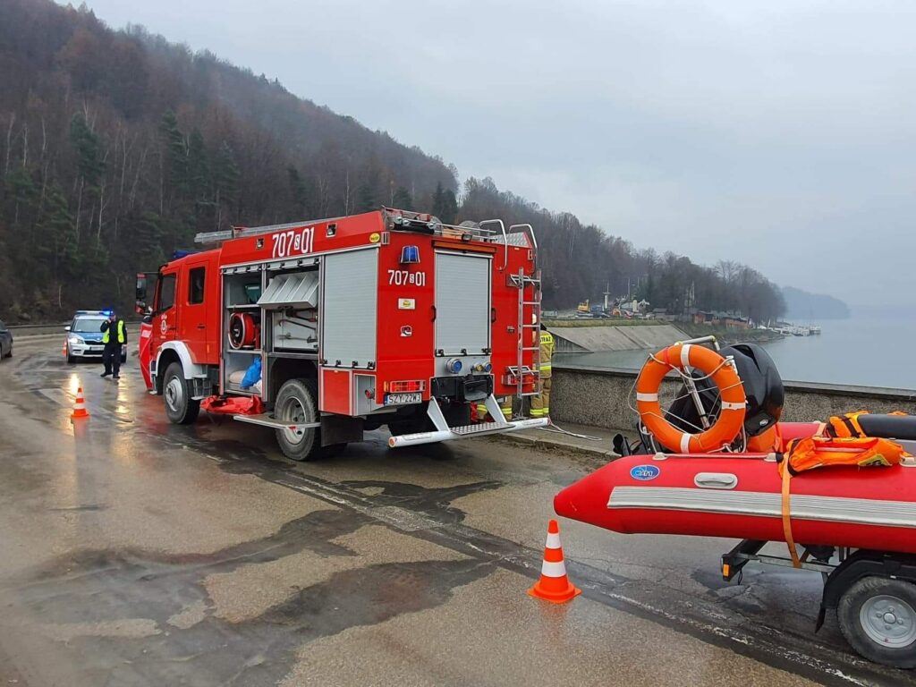 Zwłoki przy zaporze w Tresnej. Ciało dryfowało po wodzie. Fot. OSP Czernichów
