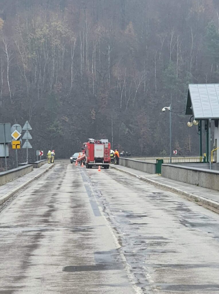 Zwłoki przy zaporze w Tresnej. Ciało dryfowało po wodzie. Fot. OSP Czernichów