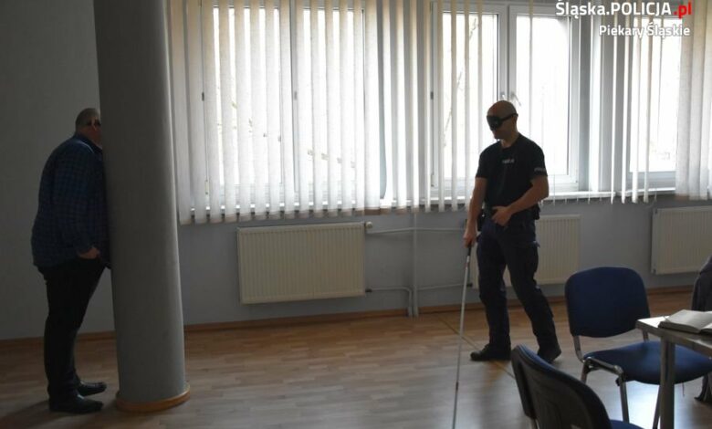 Policjanci z Piekar Śląskich uczą się o osobach niewidomych/fot.Śląska Policja