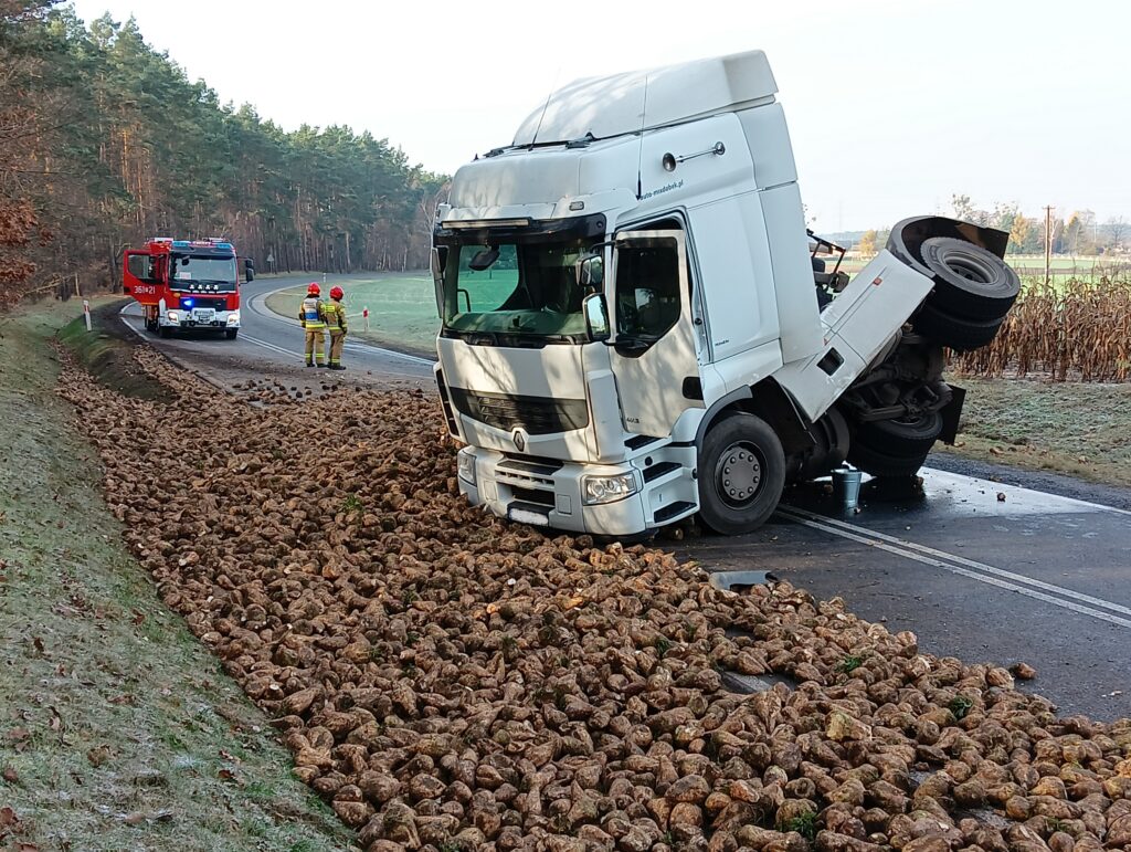 Buraki cukrowe na drodze/fot.PSP Konin