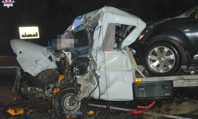 Czołowe zderzenie lawety z autokarem. W środku było 30 osób/fot.Policja Lubelska