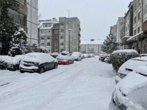 Droga spółdzielcza, pomiędzy budynkami o numerach 13 i 15 przy ul. Kiepury w Sosnowcu.
